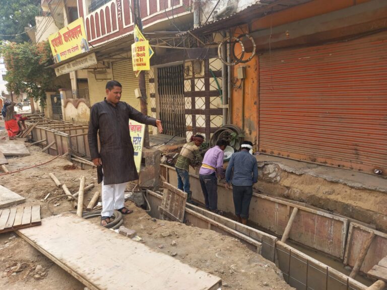 *छत्तीसगढ़ योग आयोग सदस्य रविंद्र सिंह ने बरसात के पूर्व किया अपने वार्ड की नालियों की साफ-सफाई का निरीक्षण*