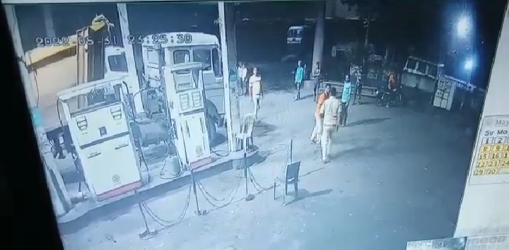 *ASI की गुंडागर्दी… खाकी का रौब दिखा पेट्रोलपंप कर्मचारी को पीटा… एसपी ने लिया संज्ञान… जांच का दिया आदेश देखे विडिओ*..