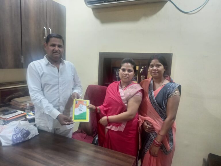 *बिनोबानगर वार्ड मे छत्तीसगढ योग आयोग सदस्य व वरिष्ठ पार्षद रविन्द्र सिंह द्वारा बी पी एल व सामान्य राशनकार्ड का वितरण शिविर लगा कर आज किया गया*