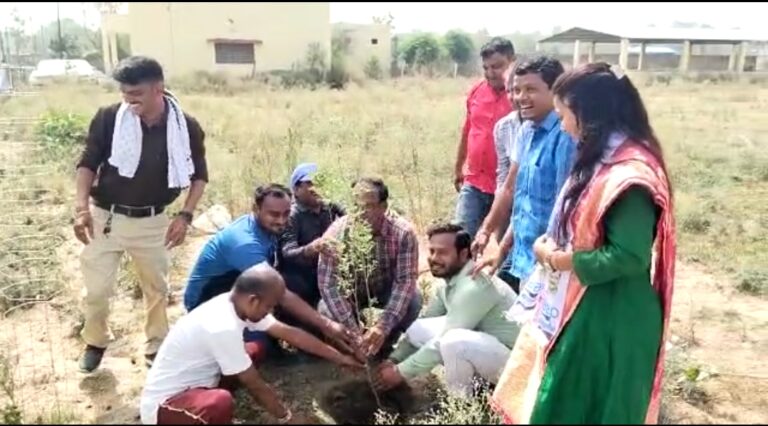 *बिलासपुर में हुआ वृह्द वृक्षारोपण अभियान की शुरुआत.. पहले दिन सिरगिट्टी गौठान और चकरभाठा आत्मानंद इंग्लिश मीडियम स्कूल में हुआ वृक्षारोपण.. जनप्रतिनिधियों समेत बड़ी संख्या में पत्रकार हुए शामिlबिलासपुर में हुई वृह्द वृक्षारोपण अभियान की शुरुआत.. पहले दिन सिरगिट्टी गौठान और चकरभाठा आत्मानंद इंग्लिश मीडियम स्कूल में हुआ वृक्षारोपण.. जनप्रतिनिधियों समेत बड़ी संख्या में पत्रकार हुए शामिल*.