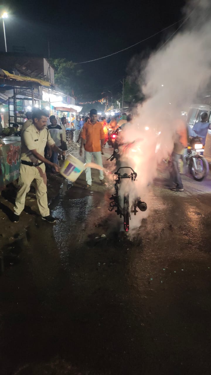 *सरकंडा बना दहशतगर्दो का गढ़ नहीं थम रहे अपराध मामूली विवाद पर लगाई बाइक पर आग पढ़े पूरी खबर*