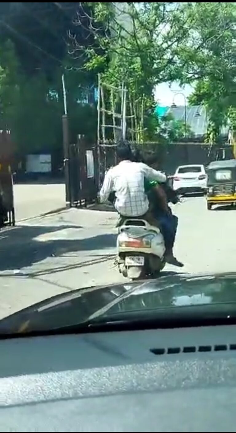 *मुख्यमार्ग में चार सवारी फ़र्राटे भर रहे युवक, यातायात पुलिस को ख़बर ही नहीं*..