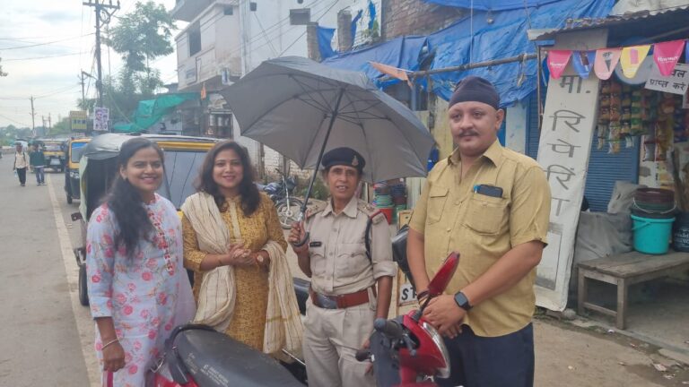 *भरी बरसात में ड्यूटी करने वाले पुलिस कर्मियों को पायल फाउंडेशन ने बांटी छतरी*