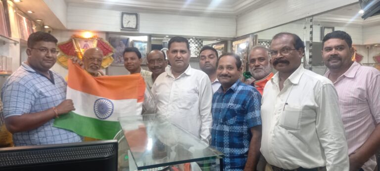 *छत्तीसगढ योग आयोग सदस्य रविन्द्र सिंह के नेतृत्व मे आज नगर के प्रमुख क्षेत्रो मे तिरंगा झण्ङा वितरण कीया गया*।