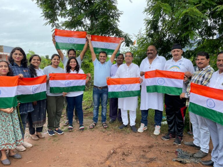 *पायल एक नया सवेरा फाउंडेशन के नेतृत्व में सामाजिक संस्थानों ने किया तिरंगा वितरण.. वृक्षारोपण कार्यक्रम में शामिल हुए नगर विधायक शैलेश पांडे*.