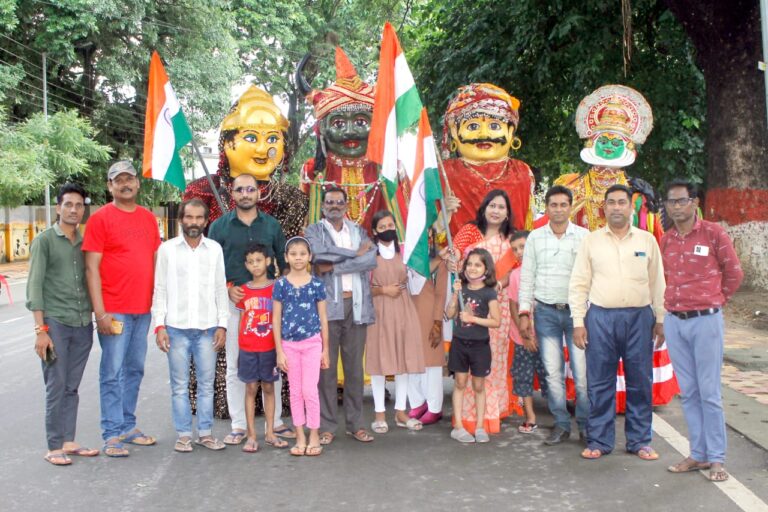 *आजादी के 75 वे अमृत महोत्सव में आज बिलासपुर की संस्था कठपुतली एवं नाट्य कला मंच किरण मोइत्रा  के द्वारा हर घर झंडा घर घर झंडा अभियान की शुरुआत की गई*