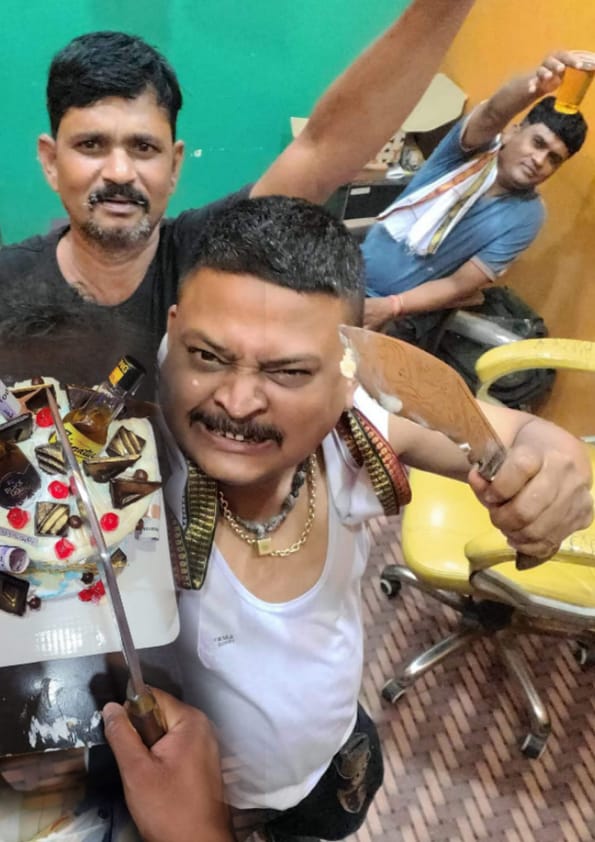 *जन्मदिन मनाने की नई प्रथा धारदार हथियारों से काटे जा रहे केक पुलिस प्रशासन हुआ निष्क्रिय कब कहां और कैसे पढ़ें पूरी खबर*