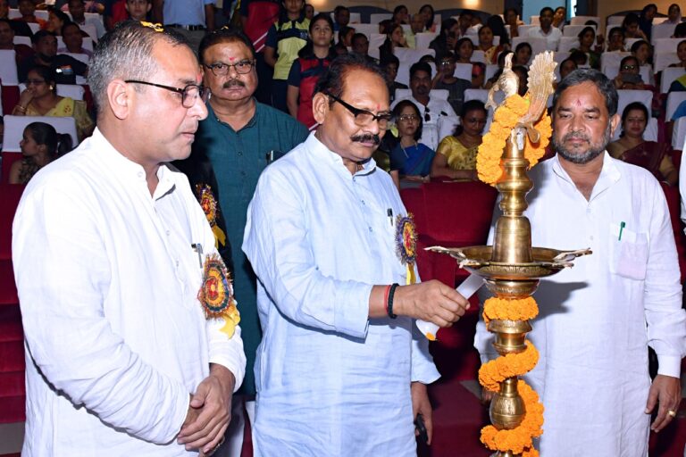 *सेंट जेवियर्स हाई स्कूल सरकंडा का छात्रसंघ शपथ ग्रहण समारोह लखीराम ऑडिटोरियम मे हुआ संपन्न स्कूल शिक्षा मंत्री प्रेमसाय सिंह टेकाम रहे मुख्य अतिथि*
