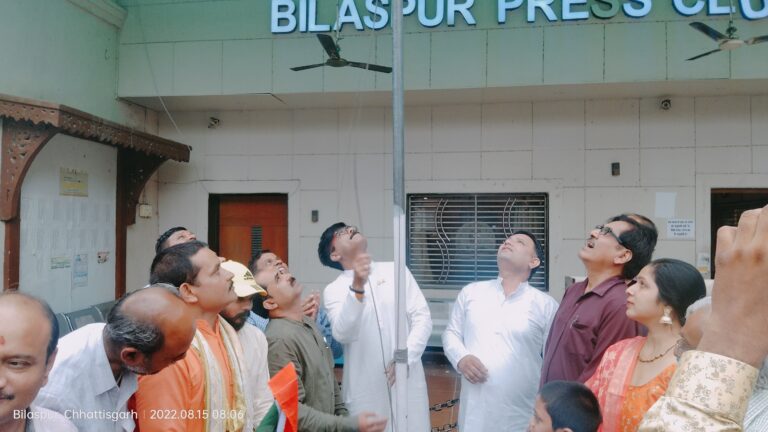 *बिलासपुर प्रेस क्लब में मनाया गया आजादी का अमृत महोत्सव* *बिलासपुर प्रेस क्लब उपाध्यक्ष विनीत चौहान ने किया ध्वजारोहण*