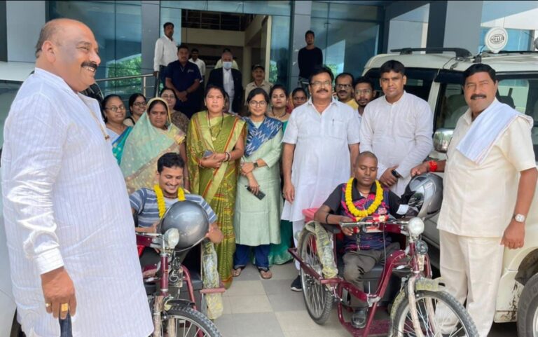 *दिव्यांगों में आटो ट्रायसायकल का वितरण… सभापति ने बताया..जरूरत मंदों तक पहुंच रही सरकार की योजना*
