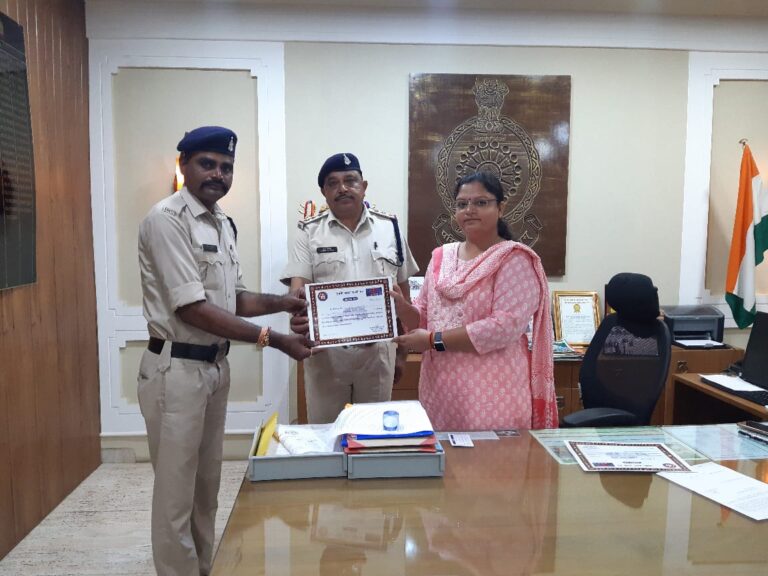 *गणेश पंडाल से चोरी करने वाले आरोपी को डायल 112 द्वारा पकड़ने पर उप पुलिस महानिरिक्षक एवं वरिष्‍ठ पुलिस अधीक्षक ने किया सम्मानित*