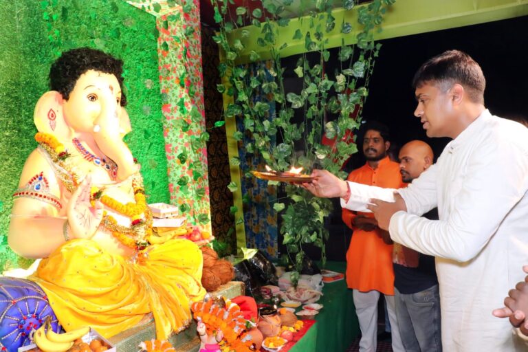 *सुख समृद्धि और वैभव का दिया आशीर्वाद,,बैकुंठ लौटे गणेश,,गांव गली पहुंच सभापती गौरहा ने मांगा लोगो का विकास ,,सांस्कृतिक कार्यक्रमों में किया शिरकत*