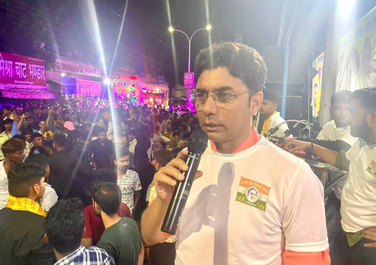 *राजीव युवा मितान क्लब बिलासपुर विधानसभा द्वारा नगर की दुर्गा विसर्जन के दौरान दुर्गा समितियों का किया गया सम्मान*