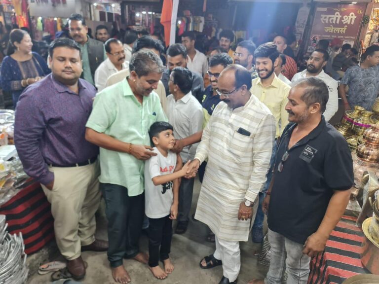 *दीपावली की पूर्व संध्या पर नगर भ्रमण पर निकले भाजपा प्रदेश अध्यक्ष अरुण साव व्यापारियों एवं नागरिकों से भेंट कर दी दीपावली की शुभकामनाएं*