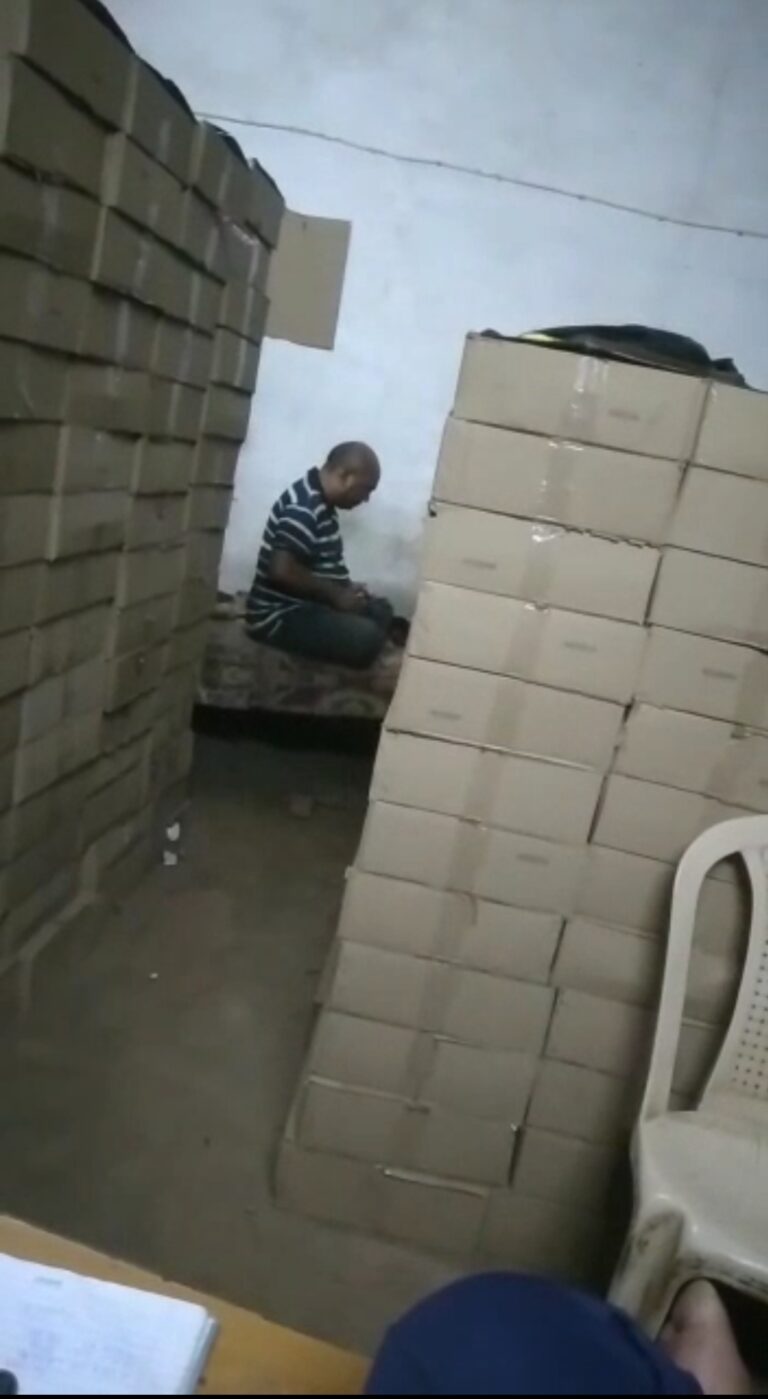 *vidio…शराब दुकान का सुप्रवाईजर  लगा रहा लोगो को चुना खुले आम शराब मे पानी मिला कर रहा बिक्री.. बिलासपुर की शराब दुकान राम भरोसे अधिकारियों ने बांध रखी आंखों में पट्टी*