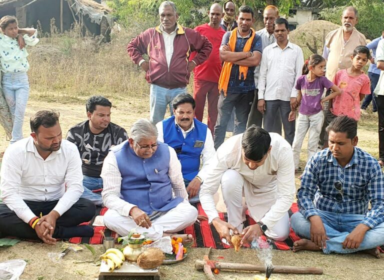 *भाजपा और कांग्रेस नेताओं ने एक साथ किया भूमिपूजन.. धरम ने कहा.केन्द्रीय योजना से घर-घर पहुंचेगा साफ पानी ..अंकित ने दुहराया..समग्र विकास का मतलब छत्तीसगढ़ मॉडल*