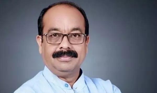     *रेलमंत्री ने 4 ट्रेनों को विभिन्न स्टेशनों में ठहराव को किया स्वीकृत…सांसद अरुण साव के लगातार प्रयासों से मुसाफिरों को मिली राहत*