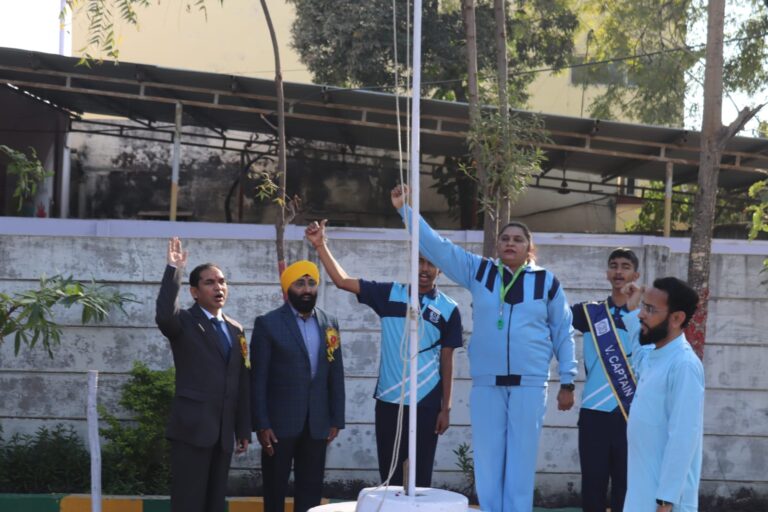 *सेंट जेवियर स्कूल सरकंडा में देश की आन बान और शान के प्रतीक तिरंगे को दी गई सलामी*