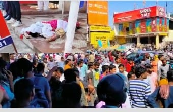 *उसलापुर ओवर ब्रिज के पास हुई दर्दनाक घटना.. मोटरसाइकिल सवार तीन लोगों को स्वराज मजदा ट्रक ने रौंदा*