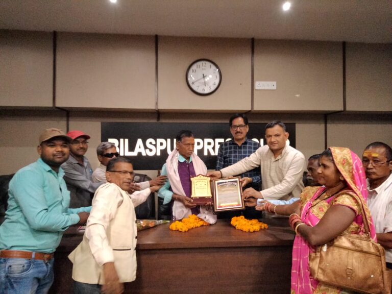 *साहित्यकार दुर्गा प्रसाद पारकर को बिलासा शिखर सम्मान.. प्रेस क्लब अध्यक्ष वीरेंद्र गहवई को दिया गया बिलासा गौरव सम्मान*..