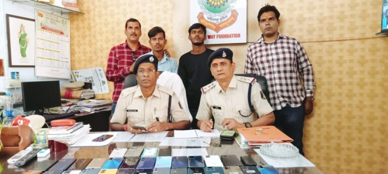 *मोबाइल चोर गैंग का हुआ पर्दाफाश.. सिविल लाइन पुलिस को मिली बड़ी सफलता.. झारखंड से आ कर देते थे घटना को अंजाम*
