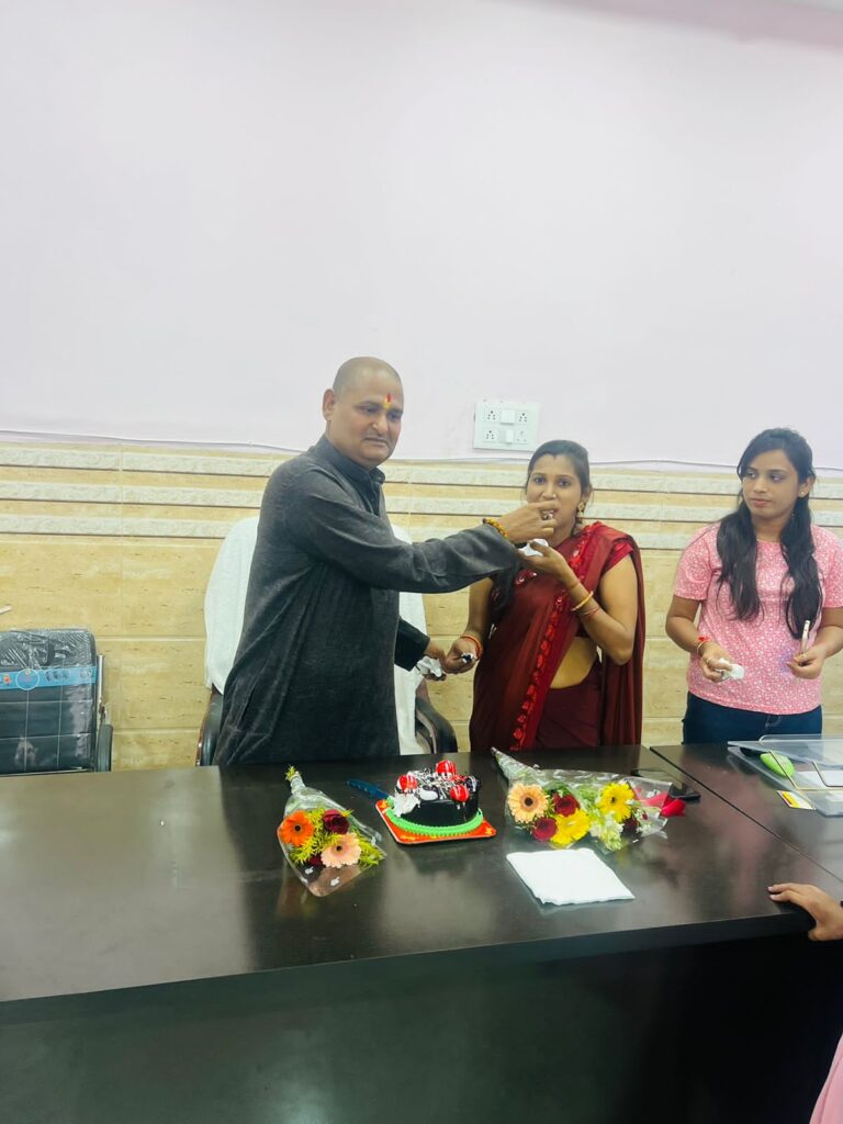 *रविन्द्र सिंह जी के जन्मदिन पर योग टीम बिलासपुर द्वारा केक काट कर दी बधाई।*