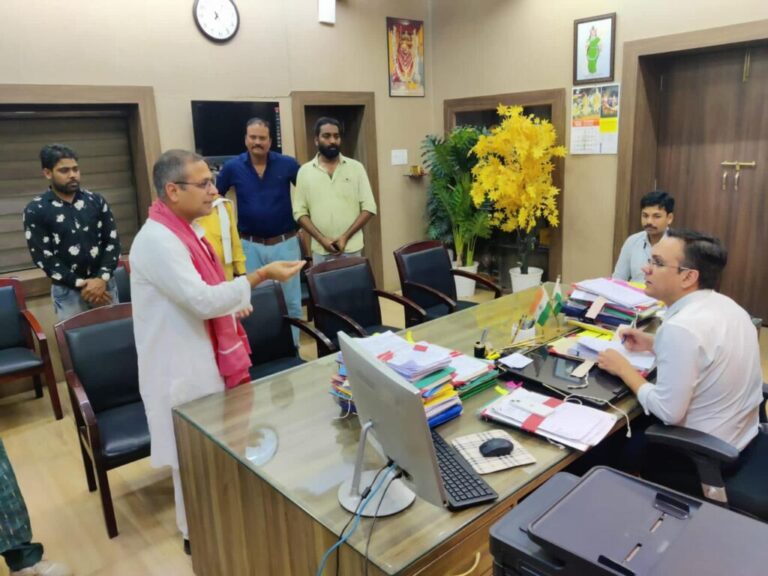 *ऐसा क्या हुआ जो  विधायक शैलेश पाण्डेय पैदल ही निकल पढ़े कलेक्टर से मिलने… पढ़े पूरी खबर*