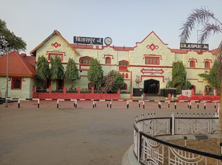 *रेल संचालन में बाधा ,आम रेल यात्रियों को होती है परेशानी….पढ़े पूरी खबर*