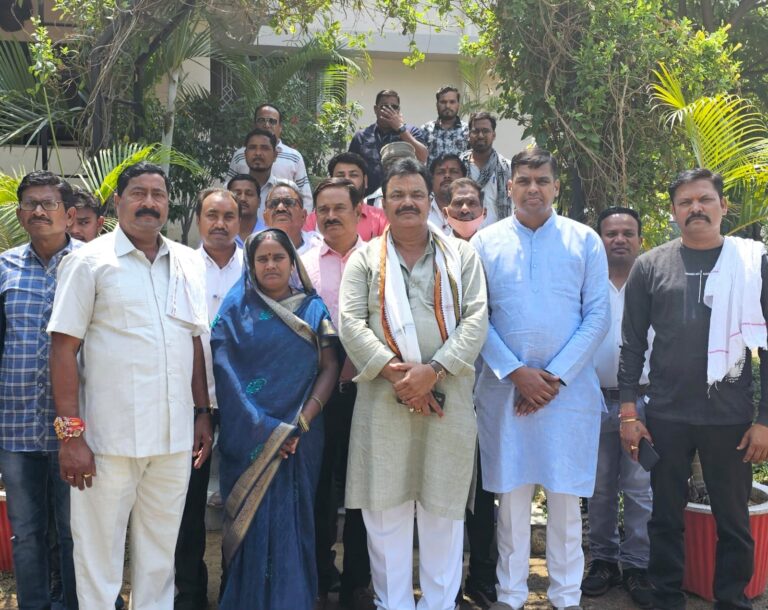 *खुटाघाट व घोघा जलाशय से जिला पंचायत अध्यक्ष चौहान व सभापति गौरहा के द्वारा निस्तारी के लिए छोड़ा गया पानी*.