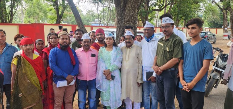 *बुधवारी बाजार में भीषण आग को लेकर आम आदमी पार्टी ने डी आर एम को सौंपा ज्ञापन*