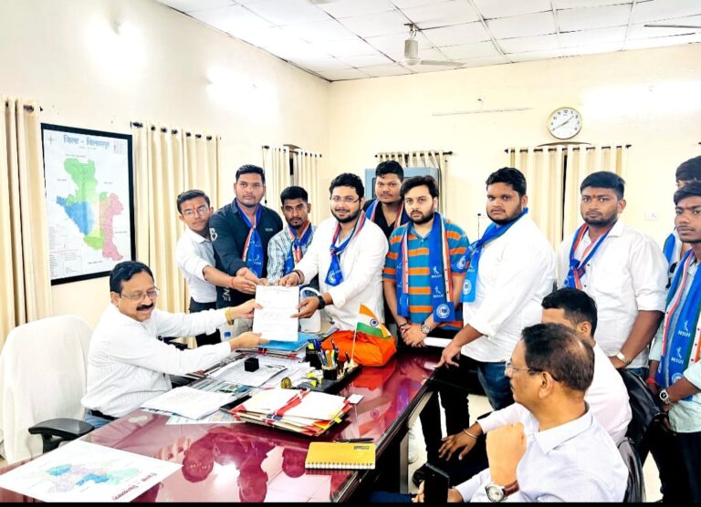 *जिलाध्यक्ष रंजीत सिंह के नेतृत्व में महर्षि विश्वविद्यालय मंगला बिलासपुर में हो रहे सभी घोटालों और विश्वविद्यालय में व्याप्त अनियमितता एवं नियम विरुद्ध चल रहे सभी कार्यों के विरुद्ध जाँच कमेटी बनाकर कार्रवाई करने की गई मांग*