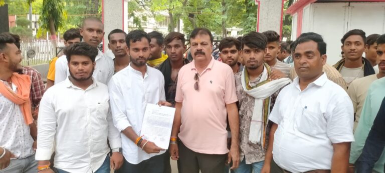 *वार्ड 47 आवास से धानमण्डी पहुंच मार्ग की जर्जर स्थिति को लेकर आज कॉलोनी वासियों ने कलेक्टर को ज्ञापन सौंपा.. साथ ही अवैध कब्जा धारी के कब्जे को हटाने की मांग की*