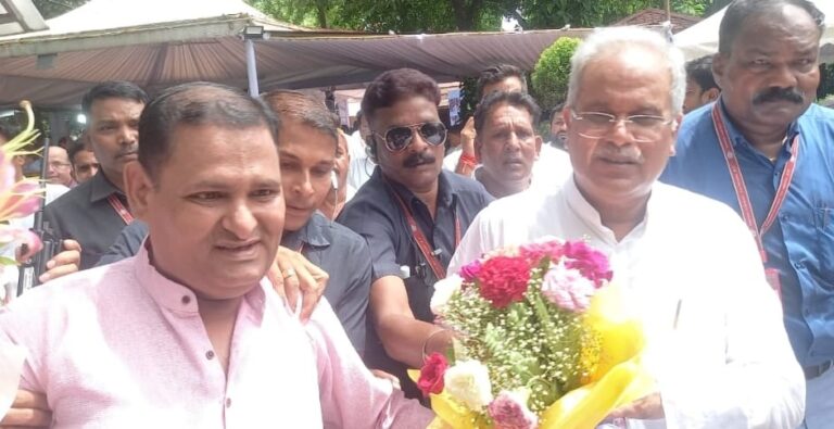 *छत्तीसगढ़ योग आयोग सदस्य रविंद्र सिंह ने अपने साथियों के साथ मुख्यमंत्री निवास जाकर भूपेश बघेल को जन्म दिवस की दी शुभकामनाएं*