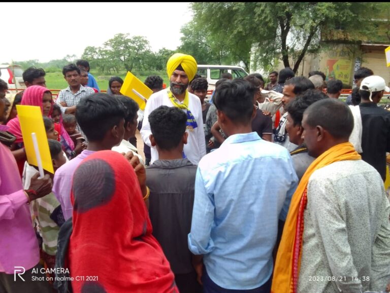 *आम आदमी पार्टी के द्वारा काँग्रेस पार्षद के साथ नगर पंचायत पथरिया के मुख्य पालिका अधिकारी को सौपा ज्ञापन* 