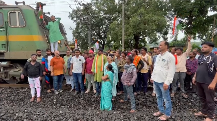 *जिला अध्यक्ष विजय केसरवानी की अगुवाई में सैकड़ो कांग्रेसियों ने किया करगी रोड कोटा रेलवे स्टेशन में रेल रोको आंदोलन*