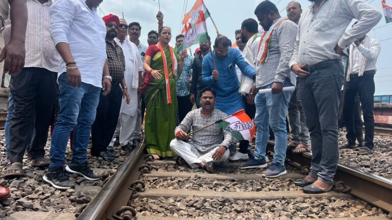 *लक्ष्मी साहू के नेतृत्व मे बिल्हा स्टेशन में कांग्रेसियों ने रोकी राजधानी एक्सप्रेस*