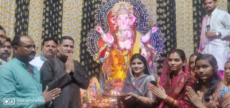 *माॅ शेरावाली गणेश उत्सव समिति बिलासपुर के महाआरती कार्यक्रम मे छत्तीसगढ योग आयोग सदस्य रविन्द्र सिंह सपरिवार हुए शामिल*