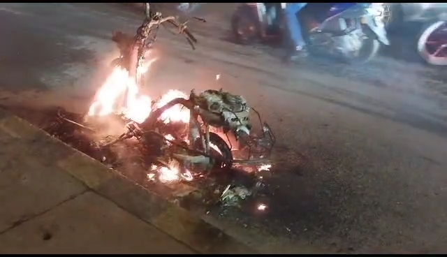 *बड़ी खबर…. चलती हुई बाइक में अचानक लगी आग…देखें वीडियो*…