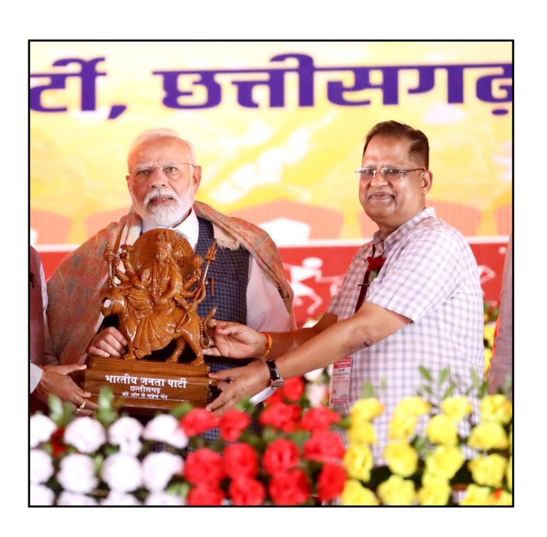 *पीएम नरेन्द्र मोदी जी का पूर्व मंत्री अमर अग्रवाल ने स्मृतिचिन्ह व शाल भेंट कर किया स्वागत*