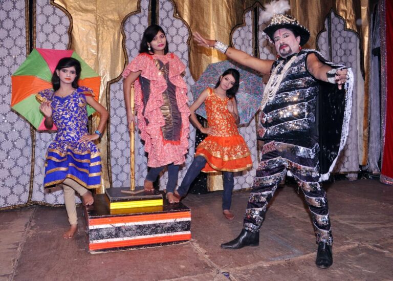 *जादूगर सम्राट अजूबा के शो का भव्य उद्घाटन….पहले ही शो से छा गए जादूगर अजूबा, दर्शकों के सिर चढ़ कर बोला जादू*       