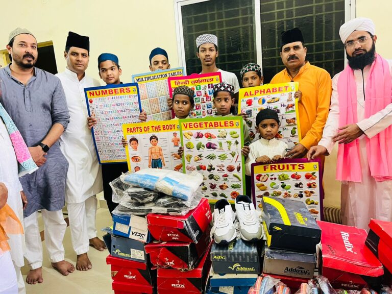 *मदरसे के बच्चों को मिले नए जूते,मोजे,चप्पल और पाठन सामग्री। लुतरा शरीफ़ इंतेजामिया कमेटी ने बच्चों को दी सुविधा*
