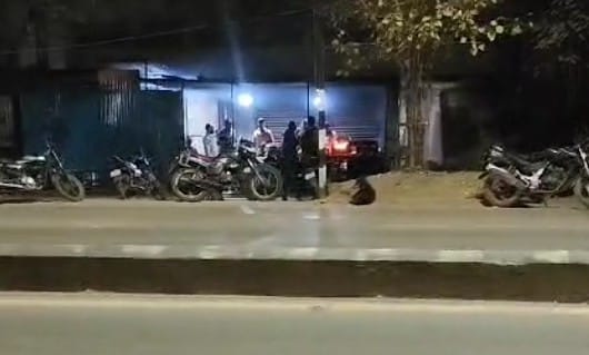 *ढाबे की आड़ में पड़ोसी जा रही शराब…. सरकंडा थाने से महज कुछ कदमों की दूरी पर*