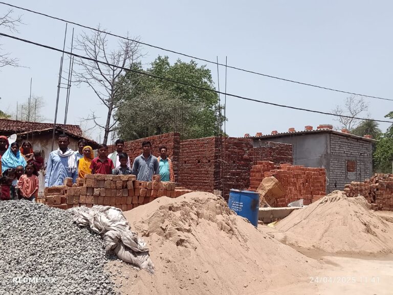 *100 साल से रह रहे स्वामित्वों को गुंडागर्दी कर घर बनाने से रोका…. दी जान से मारने की धमकी, पीड़ितों ने की कलेक्टर से शिकायत* 