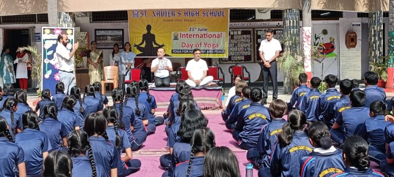 *सेंट जेवियर हाई स्कूल, व्यापार विहार, बिलासपुर में अंतरराष्ट्रीय योग दिवस मनाया गया*
