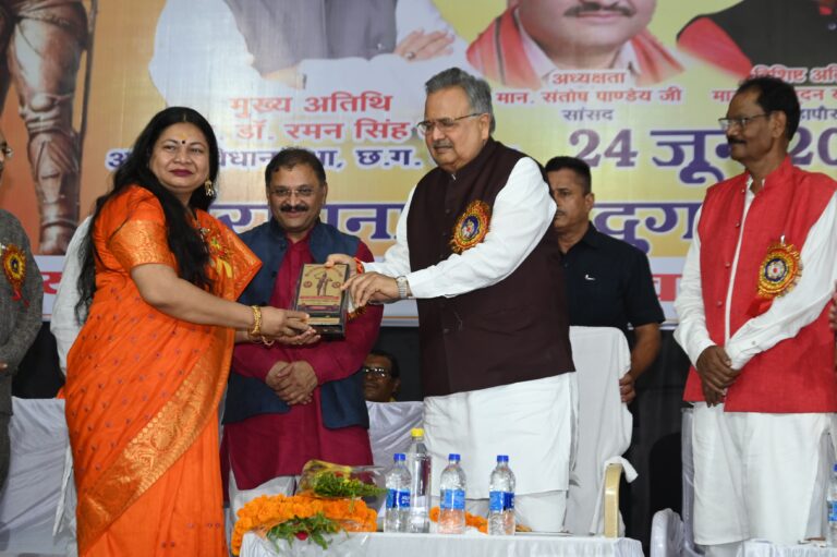 *राजनांदगांव,में जिला आदिवासी गोंड महासभा राज, रामकृष्ण नगर में गोंड समाज की ओर से गोंडवाना की महारानी वीरांगना दुर्गावती की ४६१वी बलिदान दिवस समारोह का आयोजन किया गया*।