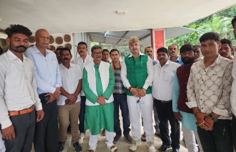 *महंत बिसाहू दास की पुण्यतिथि पर पहुंचे कांग्रेस नेता त्रिलोक श्रीवास, सैकड़ों समर्थकों के साथ दी श्रद्धांजलि, लोगों ने की नेतृत्व की सराहना*