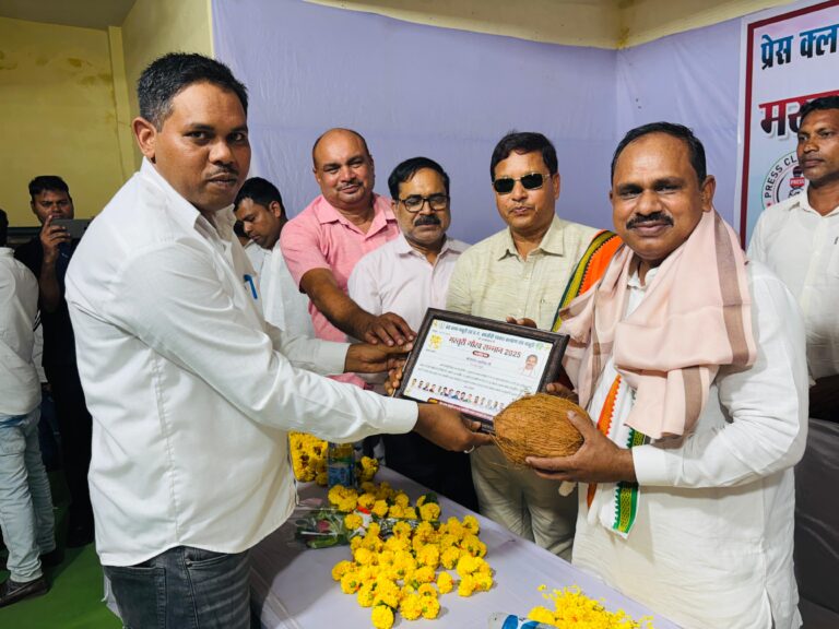 *मस्तूरी में आयोजित “गौरव सम्मान समारोह” में विभूतियों को मिला सम्मान, विधायक दिलीप लहरिया ने पत्रकार भवन के लिए 10 लाख की राशि देने की घोषणा*