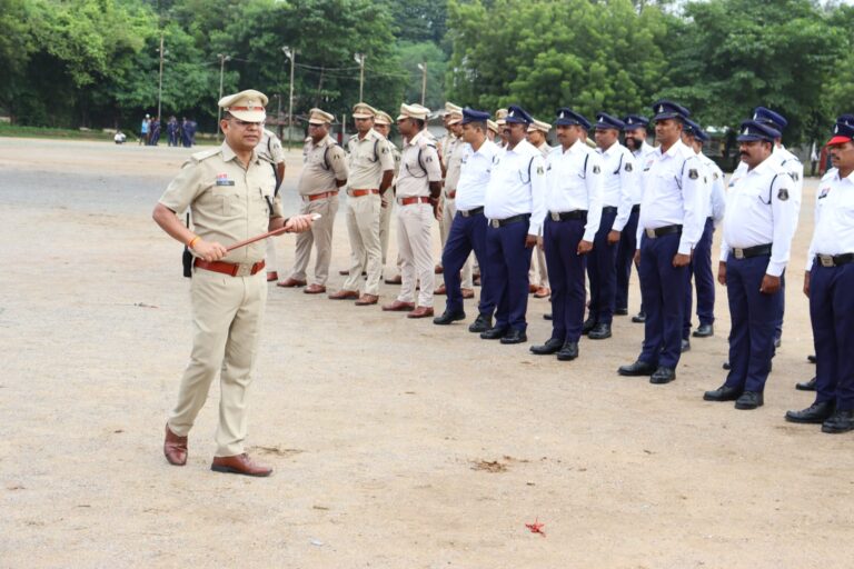 *बिलासपुर में यातायात पुलिस का वार्षिक निरीक्षण: अनुशासन और दक्षता की हुई जांच, 25 कर्मियों को मिला पुरस्कार*