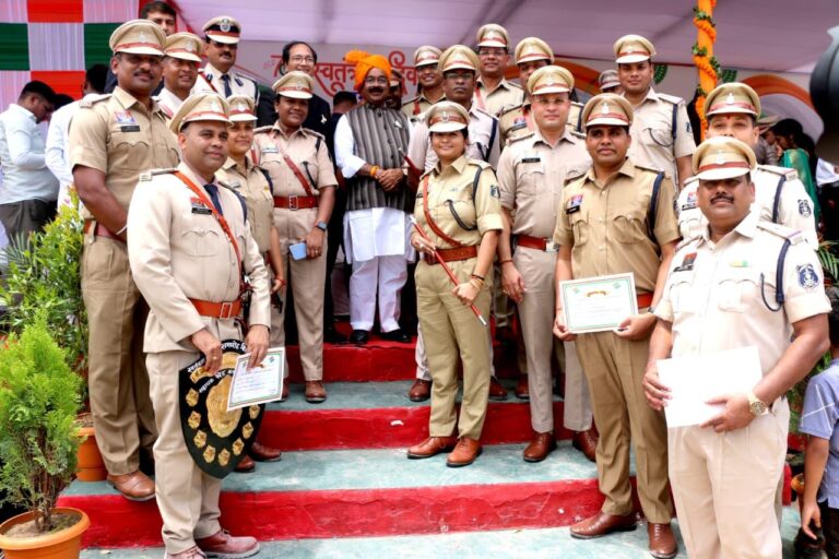 *स्वतंत्रता दिवस पर उत्कृष्ट कार्य करने वाले पुलिस अधिकारी-कर्मचारियों का सम्मान, बिलासपुर पुलिस कप्तान रजनीश सिंह की दूरदृष्टि का मिला परिणाम*