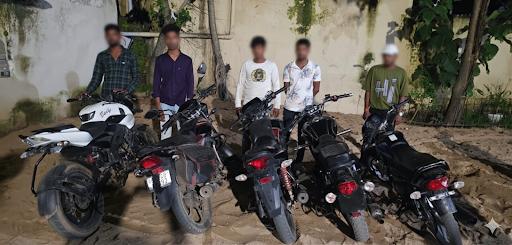 *बिलासपुर सिविल लाइन पुलिस की सतर्कता : बिना नंबर प्लेट की मोटरसाइकिलें जप्त, कार्रवाई से वाहन चालकों में हड़कंप*